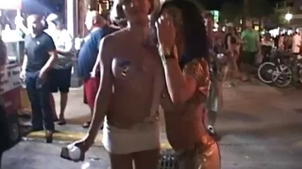 Babe met een mooie kont krijgt nederlandstalige porno film kanker voor een man voor een kutje neuken