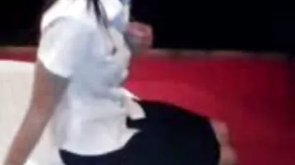 De stiefzuster zat op gratis sex films nl de lul van de broer en hielp om klaar te komen