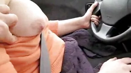 Een heel schattig meisje ligt op een groot bed en masturbeert hollandse sexfilms met een vibrator