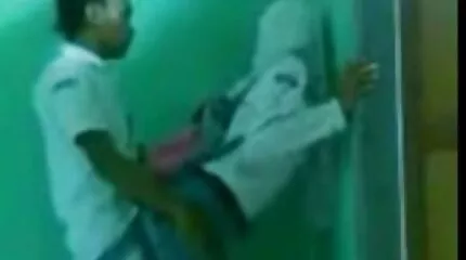 Gecontroleerd poesje van de vrouw voor elasticiteit-stak drie bananen in haar kutje en geneukt in de kont sexfilm nederlandstalig