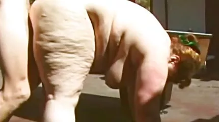 New Year ' s blowjob van een jonge blonde gewikkeld in hollandse seksfilms een slinger