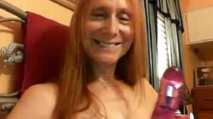Terwijl poldertube gratis mijn geliefde op een stoel zit, Masturbeer ik en sperma op haar grote sissy