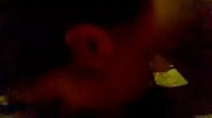 Porno in ondergoed met een bevrijde handyman pornofilms student op de tafel