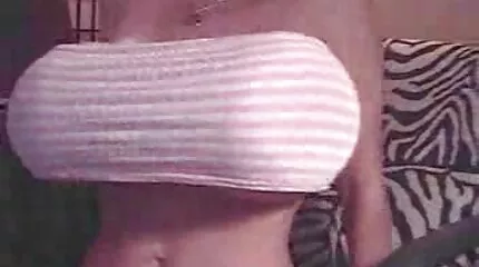 De man tijdens zelfisolatie graties sexfilms neukte zijn vrouw tot verlies van bewustzijn