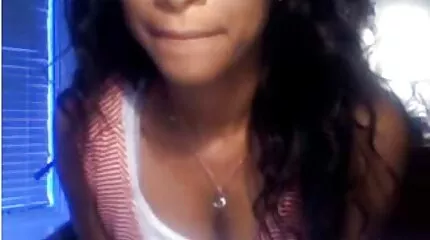 Hete porno video Rondborstige Moeder neukt zoon vriend nederlandstalige sex video op een strandstoel