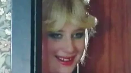 Speels Blondine houdt handyman pornofilms van grote pikken