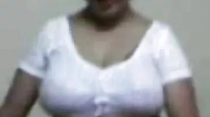 Ze likt smakelijk poesje hollandse pornofilms en masturbeert met een grote lul