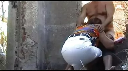 Russisch meisje graties sexfilms houdt van de lul van haar kerel en rijdt er graag op
