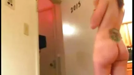 Sletterige schoolmeisjes in minirokken zuigen hun klasgenoten op de universiteit sex nl tube