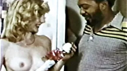 Bekwame graties sexfilms sappige minnaar kreunt van de penetratie van lul in Kutje